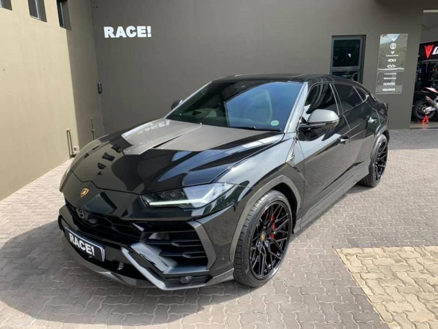  Lamborghini Urus by RACE! 2019 года  (фото 10 из 21)